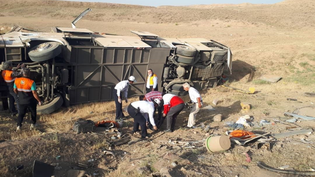 امدادرسانی هلال احمر به مصدومان واژگونی اتوبوس در آزادراه زنجان–تبریز
